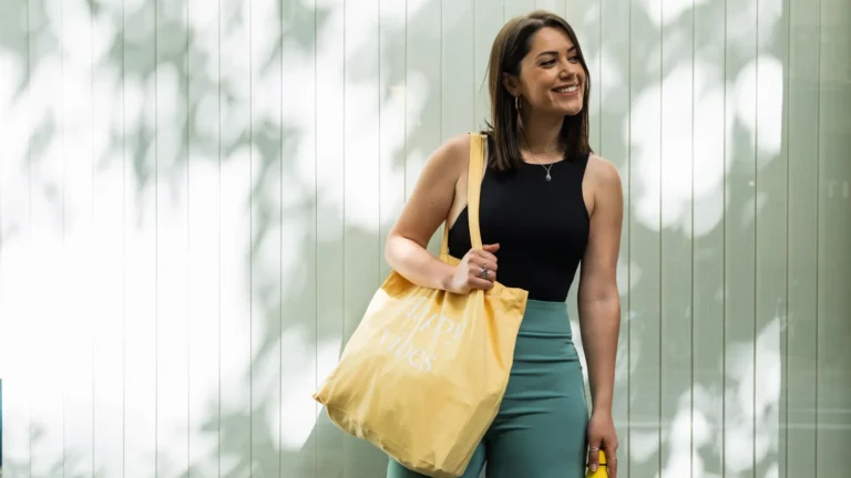 How to style tote bag outfit and look put together.